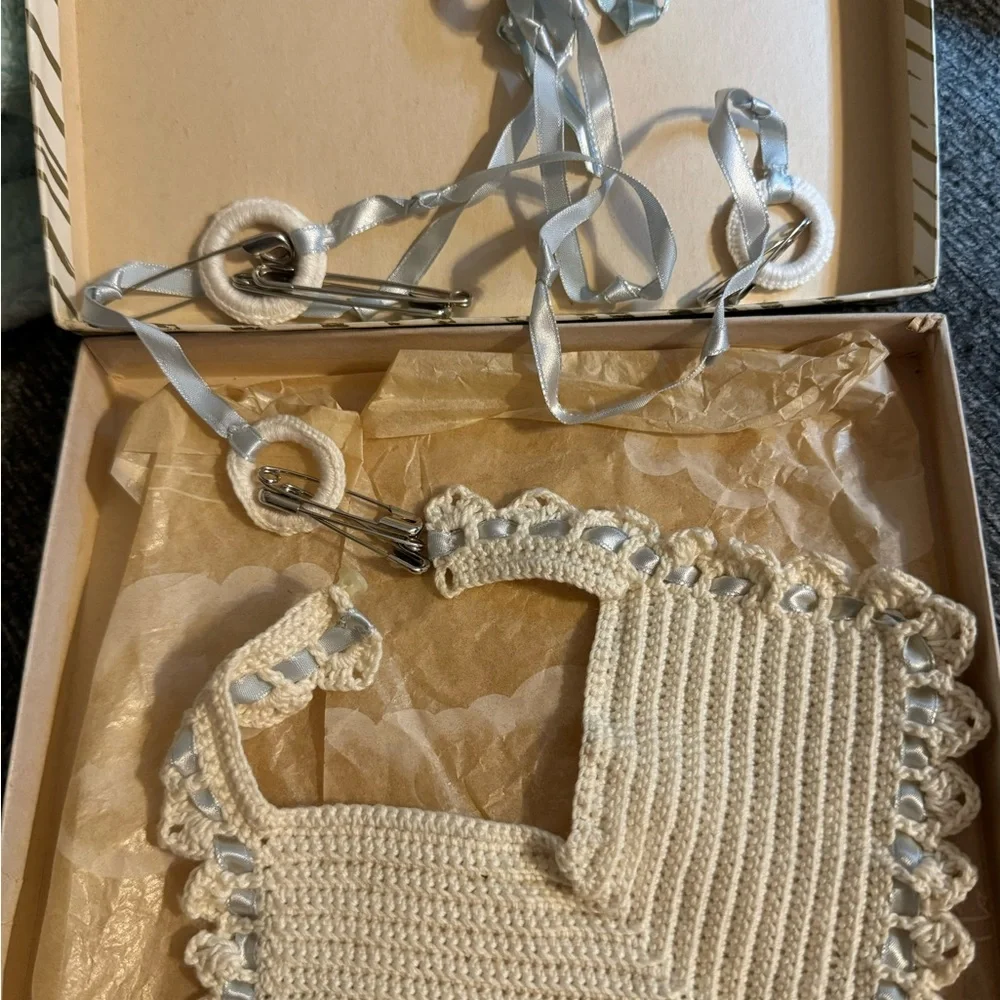 Vintage Lowenstein’s of Memphis Infant Baby Bib Knitted Rare A0